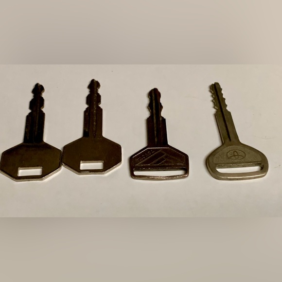 Lot of 4 1990 Vintage Toyota 4Runner Car Keys - Picture 5 of 7
